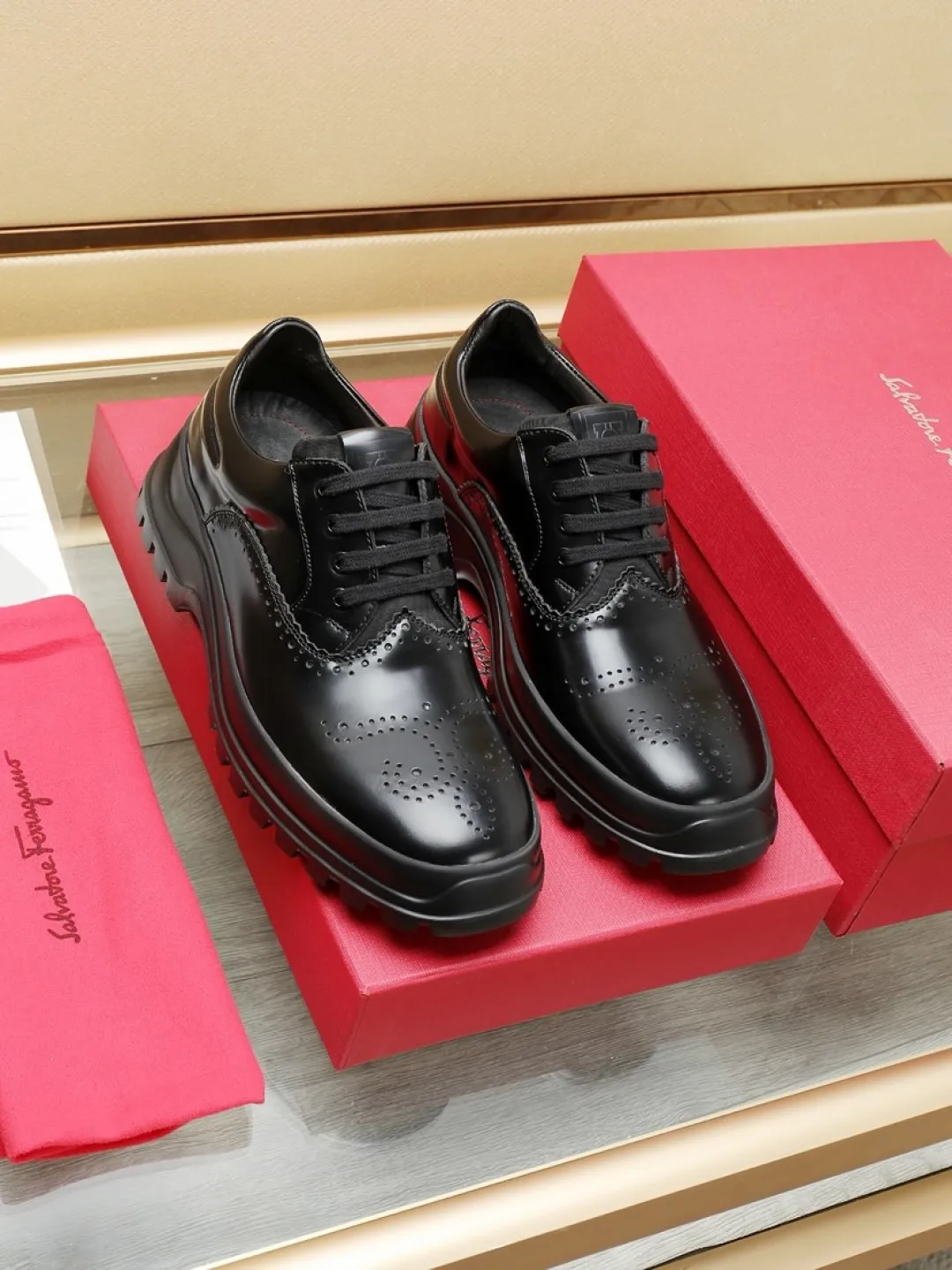 Factory P680💰🔥《Ferragamo》👏Latest•High-end top brand luxury~purchasing agent, top~quality. New fashionable business men's shoes 🔜The uppers are made of original first-layer open-edge beaded cowhide➕cowhide·lining, with fine workmanship. The original stylish and soft combination wear-resistant and non-slip outsole is light and comfortable on the feet. The real thing looks better in real photos. Number of yards: 38--44 (45 and 46 can be customized)